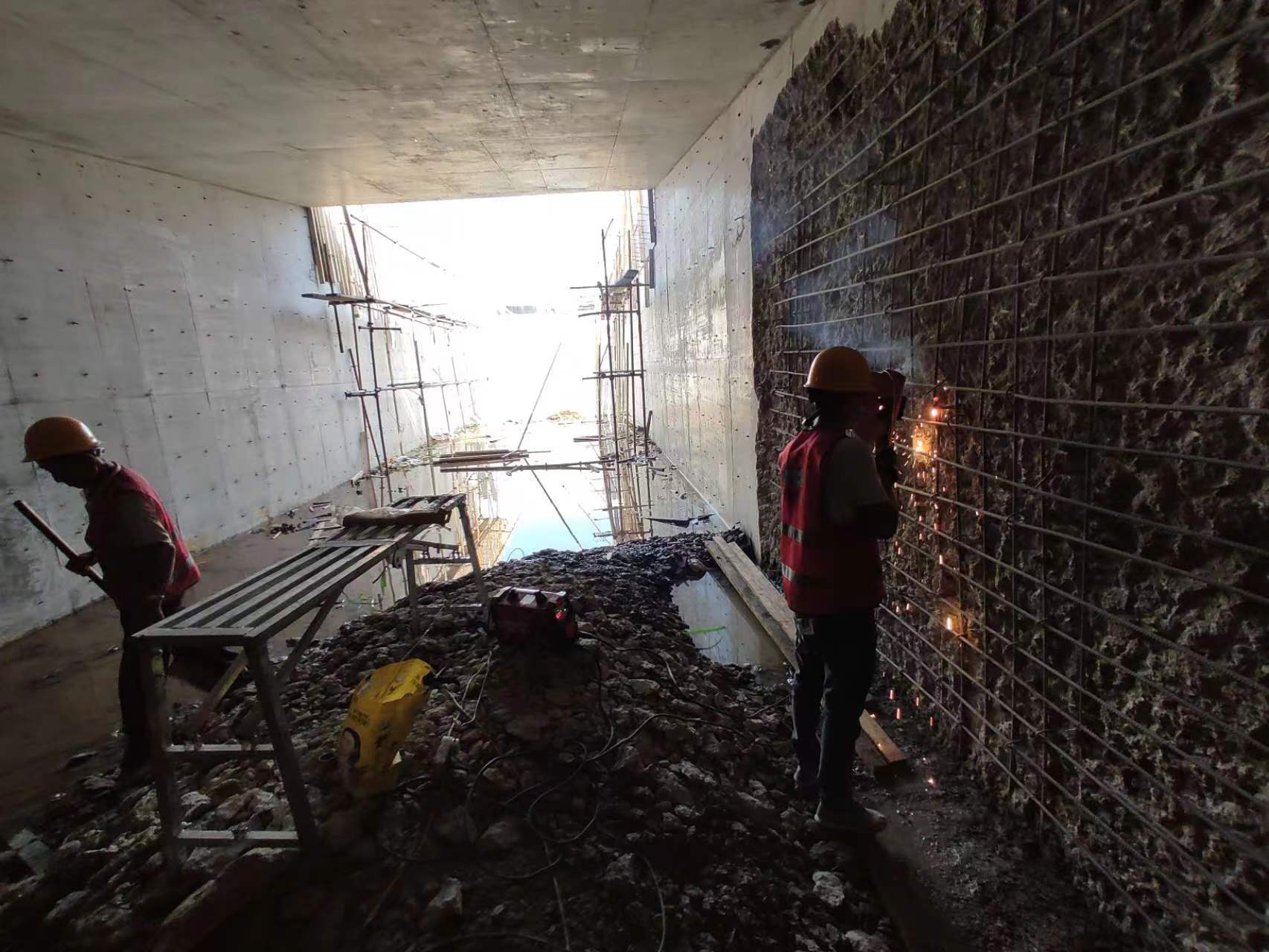 滨江挖断承重墙导致楼体开裂，加固施工方案出炉